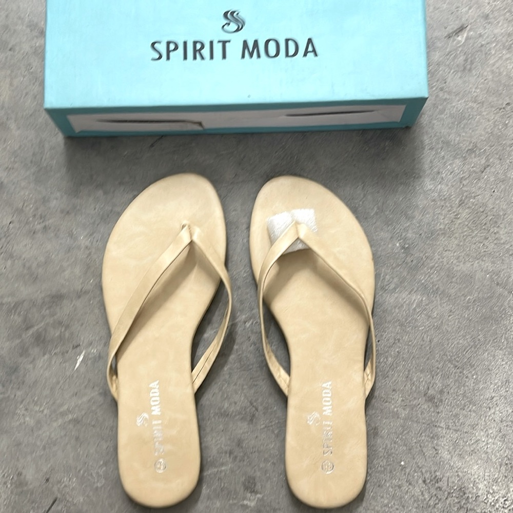 BRAND NEW SPIRIT MODA Flip Flops